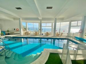 Hồ bơi trong/gần Apartamentos Turísticos Castillo del Vigia