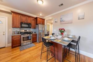 Кухня или мини-кухня в 90-Boston Spacious Convenient Apartment
