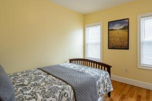 Кровать или кровати в номере 90-Boston Spacious Convenient Apartment