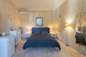 كاستيل أونشونتييه في نيس: غرفة نوم بها سرير وليلتين ومصبغتين