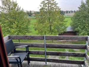 eine Bank auf einer Terrasse mit Blick auf ein Feld in der Unterkunft Bennstedt 1 Eislebener Straße 13 in Salzatal