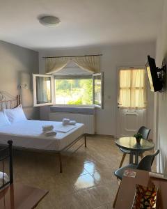 sypialnia z łóżkiem, oknem i stołem w obiekcie Guesthouse Anestis w mieście Ángistron
