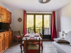 Esquièze - SèreにあるAppartement Esquièze-Sère, 3 pièces, 6 personnes - FR-1-402-70のリビングルーム(テーブル、ソファ付)