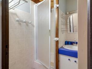 Ένα μπάνιο στο Appartement T3 Duplex 6 Pers. avec Cheminée et Balcon à Esquièze-Sère - FR-1-402-70