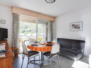 Esquièze - SèreにあるAppartement Esquièze-Sère, 3 pièces, 6 personnes - FR-1-402-41のダイニングルーム(テーブル、椅子、ソファ付)