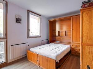 リュス・サン・ソヴァールにあるStudio Luz-Saint-Sauveur, 1 pièce, 4 personnes - FR-1-402-74のベッドルーム1室(ベッド1台付)、木製キャビネットが備わります。