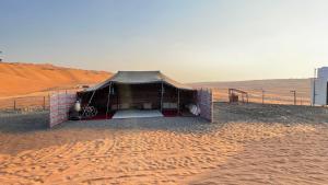 a tent in the middle of the desert at Panorama Camp Bidiya in Al Wāşil