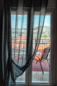 ventana con silla en el balcón en Anna's House, en Kastoria