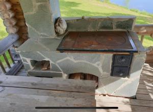 einen Holzofen mit einer Katze darin in der Unterkunft Villa Konnekoski, pearl front of Etelä-Konnevesi National park in Rautalampi + 31 Fotos