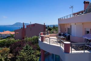 balkon domu z widokiem na ocean w obiekcie Villa Serenity relaxing retreat in Kymi Euboea w mieście Paralia Kimis