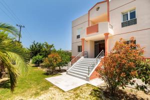 een huis met trappen ervoor bij Villa Serenity a luxury 7 bed villa at Kymi Evia in Paralia Kimis