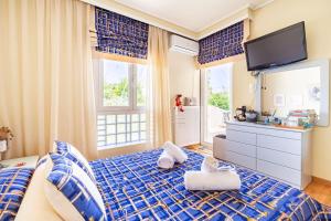 Ένα ή περισσότερα κρεβάτια σε δωμάτιο στο 4 Bed Villa - Sleeps 10 - Pets - Pool - HotTub