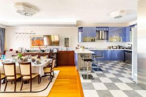 een keuken en eetkamer met blauwe kasten bij Villa Serenity a luxury 7 bed villa at Kymi Evia in Paralia Kimis