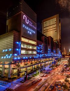 una calle de la ciudad por la noche con edificios y coches en KL Sentral Loft, EST Bangsar #1, LRT en Kuala Lumpur