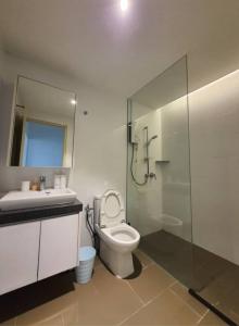 y baño con aseo, lavabo y ducha. en KL Sentral Loft, EST Bangsar #1, LRT en Kuala Lumpur