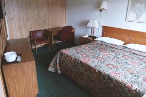 Ліжко або ліжка в номері Blue Way Inn & Suites Winfield