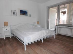 ein Schlafzimmer mit einem weißen Bett und einem Fenster in der Unterkunft Smart Loft in Bad Pyrmont