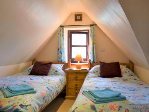 A bed or beds in a room at Crofters Barn