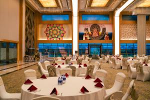 Restaurace v ubytování Ramada Plaza by Wyndham Jammu Vijaypur