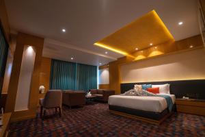 Postel nebo postele na pokoji v ubytování Ramada Plaza by Wyndham Jammu Vijaypur