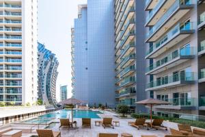Bazén v ubytování Stunning studio near Burj Khalifa nebo v jeho okolí