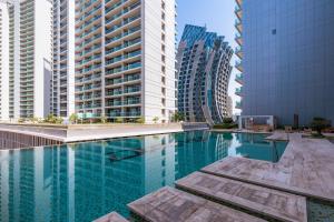 Bazén v ubytování Stunning studio near Burj Khalifa nebo v jeho okolí