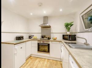 Gallery image of 2-Bed Sleeps 4 Pets welcome Parking in Wadebridge +16 photos