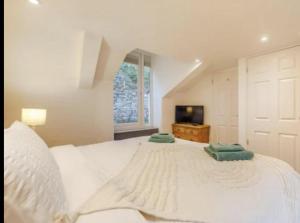 Charming 2-Bed Cottage in Wadebridge Cornwall 객실 침대