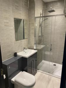 W łazience znajduje się umywalka i prysznic. w obiekcie Itterby 4 bed with parking & ev charger near beach w mieście Cleethorpes