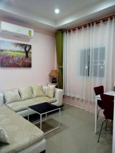 - un salon avec un canapé et une table dans l'établissement Pon Resort, à Ban Phe