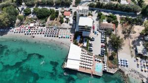 una vista aérea de una playa con un montón de sombrillas en Paradise Beach Hotel, en Vlorë