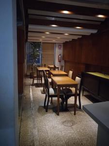 Hotel Estación Central في ليما: صف من الطاولات والكراسي في المطعم