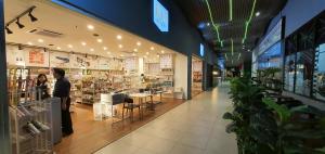 ein Paar steht in einem Ladengang in der Unterkunft Kozi Square New SGH Cozy Home 8A in Kuching