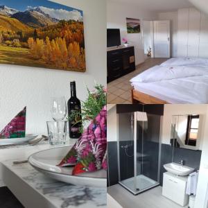 una habitación con una cama y una mesa con un plato. en Diemeltal Lodge Ferienwohnung, en Marsberg