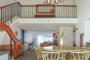 ein Esszimmer und ein Wohnzimmer mit einem Tisch und Stühlen in der Unterkunft Beach Villa Dorada in Estepona