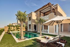 ein Bild einer Villa mit einem Pool in der Unterkunft Rixos Premium Saadiyat Island - All Inclusive in Abu Dhabi