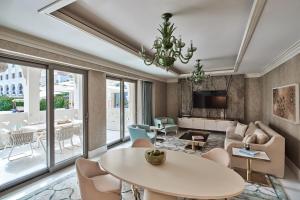 ein Wohnzimmer mit einem Tisch und Stühlen in der Unterkunft Rixos Premium Saadiyat Island - All Inclusive in Abu Dhabi