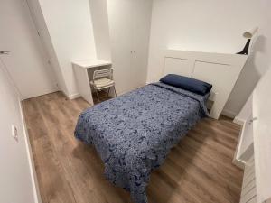 a small bedroom with a bed and a desk at Piso centro de valdemoro in Valdemoro