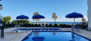Bazén v ubytování Estepona Marina with Sea Views, Pool and Parking nebo v jeho okolí