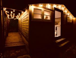 una casa con luces al costado de ella por la noche en SHINE CHALET - UNIQUE & COMFORTABLE ACCOMMODATION, en Redruth