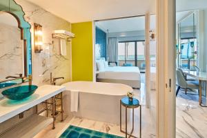Postel nebo postele na pokoji v ubytování Rixos Premium Saadiyat Island - All Inclusive