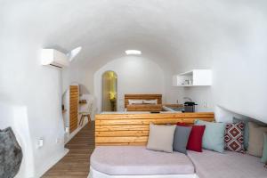 een woonkamer met een bank en een slaapkamer bij Karpimo Suites in Éxo Goniá