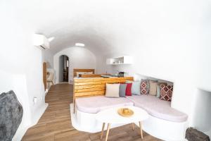 salon z kanapą i stołem w obiekcie Karpimo Suites w mieście Éxo Goniá