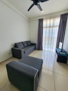 Condo @ Bukit Indah/ Legoland/ Eco Botanic 6 pax في غيلانغ باتاه: غرفة معيشة مع أريكة ومروحة سقف