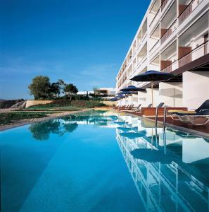 Bazén v ubytování Grand Resort Lagonissi nebo v jeho okolí