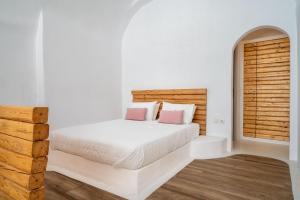 Łóżko lub łóżka w pokoju w obiekcie Karpimo Suites