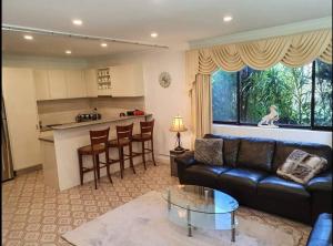 Kuchyň nebo kuchyňský kout v ubytování Grandview Melbourne Executive 2BR Apartment
