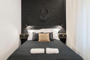 een slaapkamer met een bed met twee handdoeken erop bij House Of Malgosia in Gdańsk