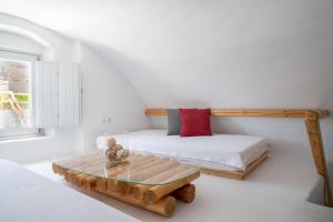 una camera da letto con un letto e un tavolo di vetro di Karpimo Suites a Éxo Goniá Altre 25 foto