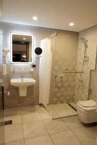 A bathroom at Nishan Hotel
